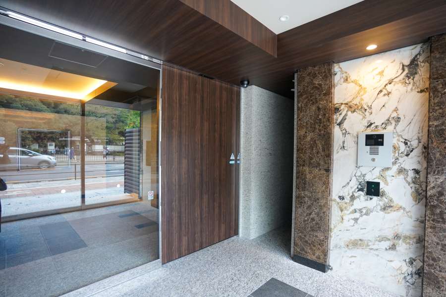 エントランスはオートロック付きです。