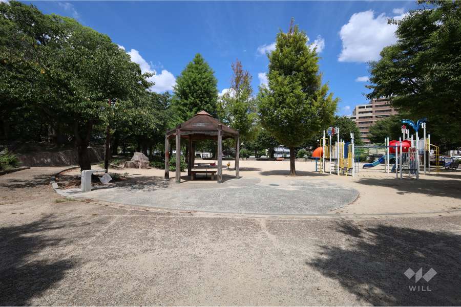 隣接する公園