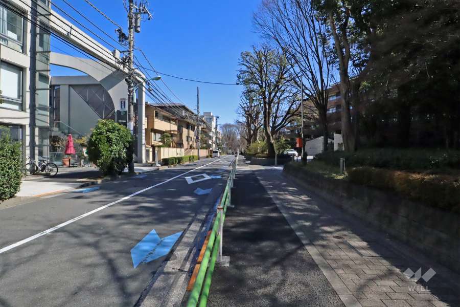 敷地北側の前面通路(西側から)