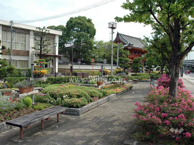 緑地スペースを挟んで、北東側には由緒のある昆陽寺があります。