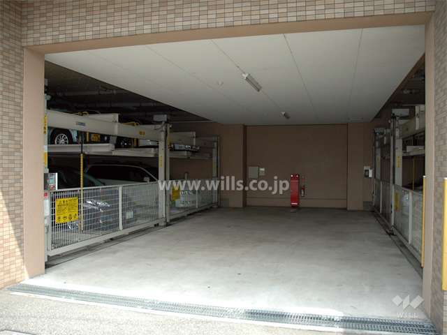 建物1階にある敷地内駐車場