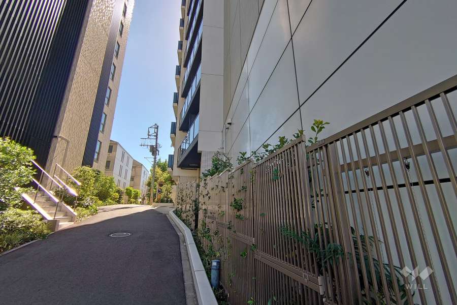 敷地南東側の前面道路（北東側から）