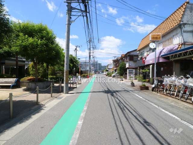 東側前面道路（南側から）