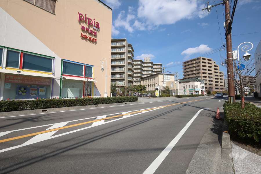 駅が近く、すぐ北側に阪急の線路が通っています。