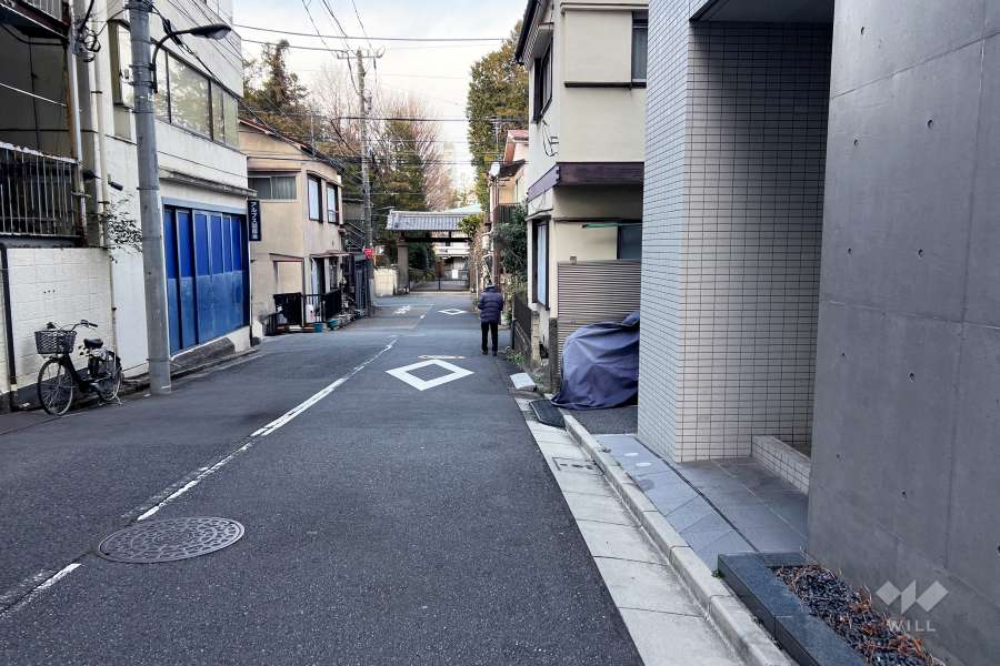 敷地西側の前面道路