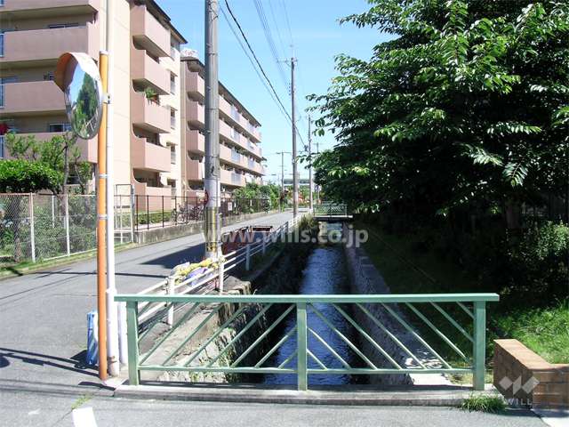 敷地の西側には水路が流れています。