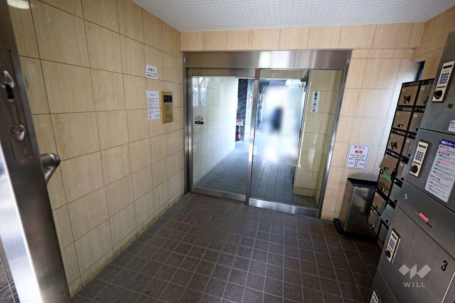 エントランスはオートロック付きです。