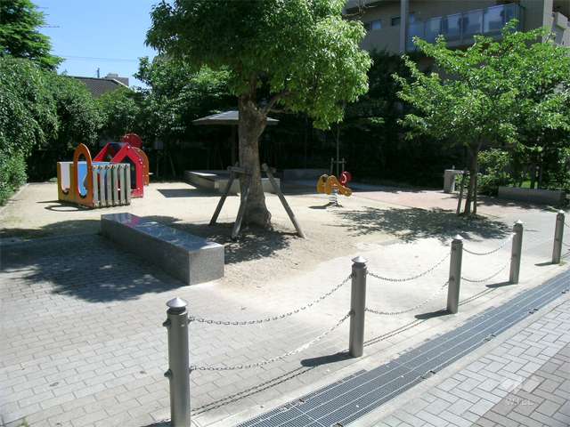 敷地の南西側に隣接する小さな公園