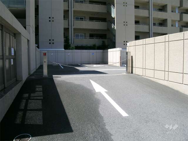 駐車場入り口はロボットゲート付きです。
