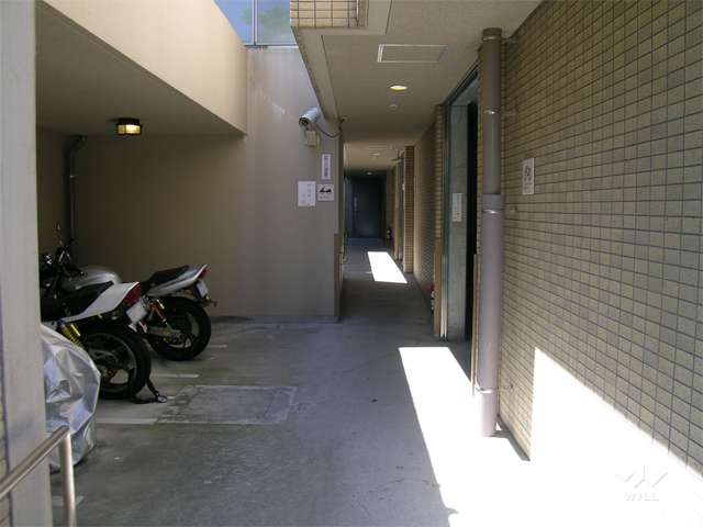バイク置き場と駐輪場