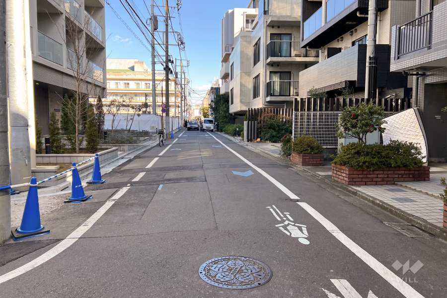 敷地北側の前面道路（西側から）