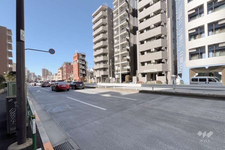 敷地南側の前面道路（東側から）