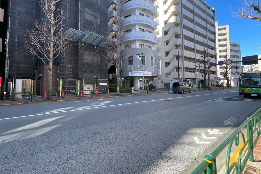 敷地の南側前面道路（東側から）