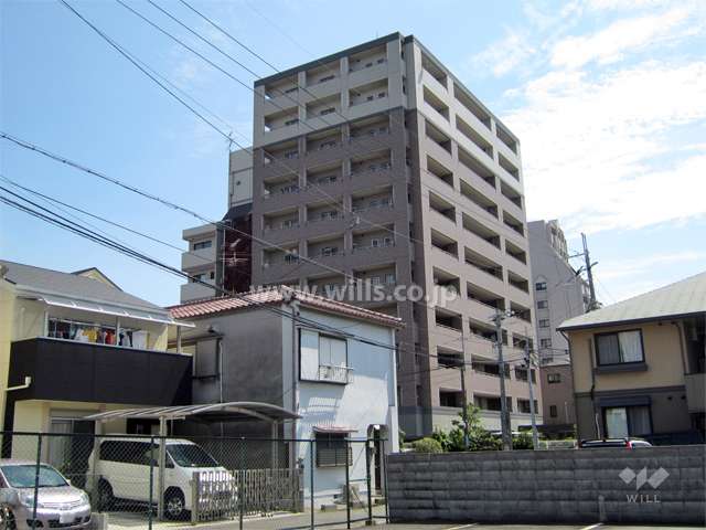 周辺は一戸建てとマンションが混在する住宅地です。