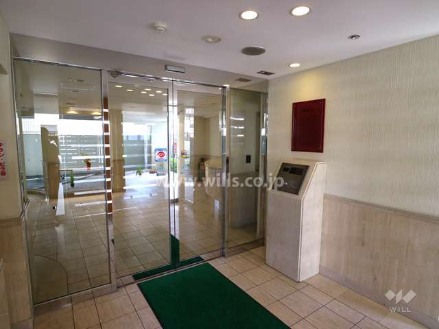 エントランスはオートロック付きです。