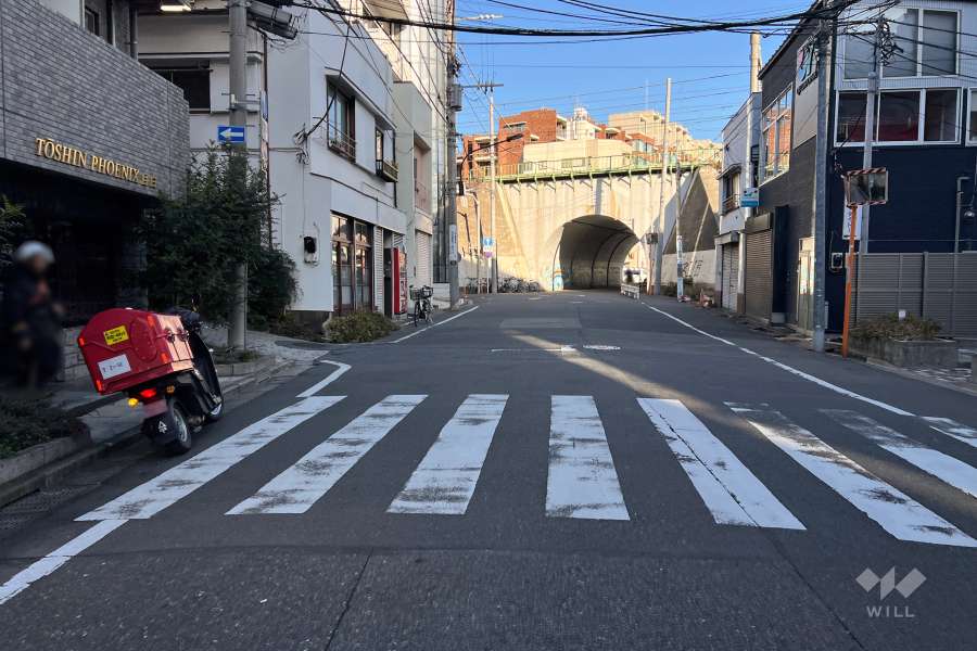 敷地南側の前面道路（西側から）