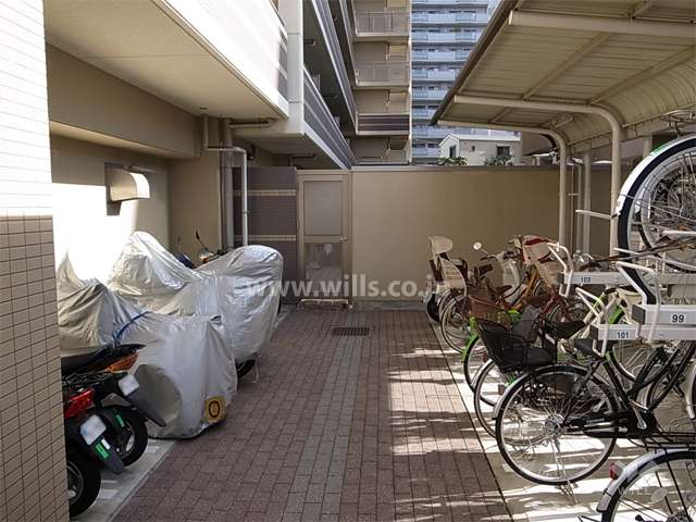 駐輪場とバイク置き場