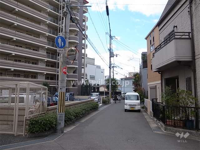 周辺は駅前ながら、マンションと一戸建てが立ち並ぶ静かな住宅地です。