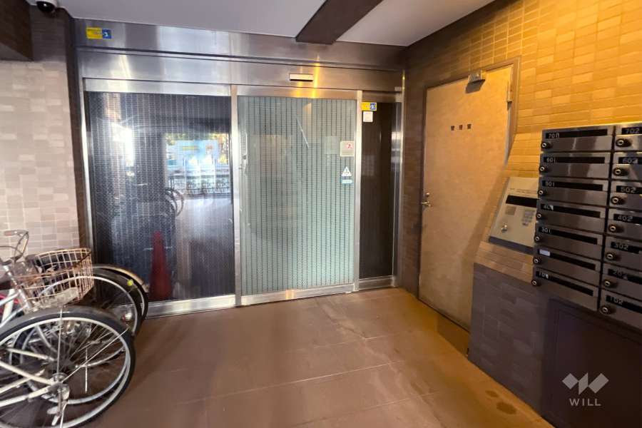 エントランスはオートロック付きです。