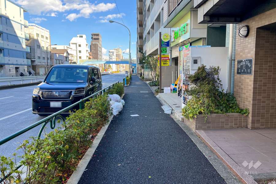 敷地北側の前面道路（西側から）