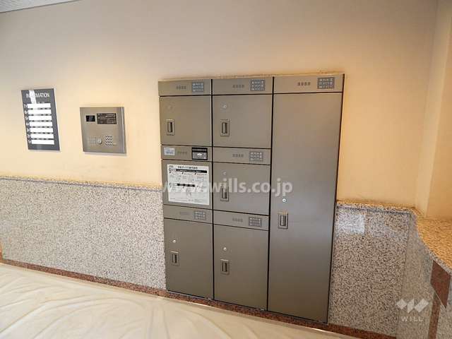 宅配ボックスとオートロック操作盤