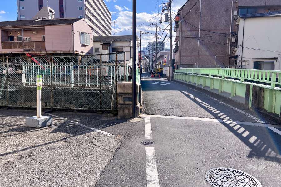 敷地西側の前面道路（北側から）