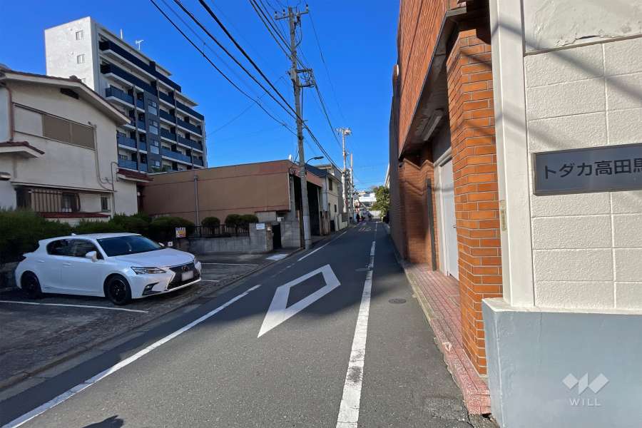 敷地西側の前面道路（南側から）
