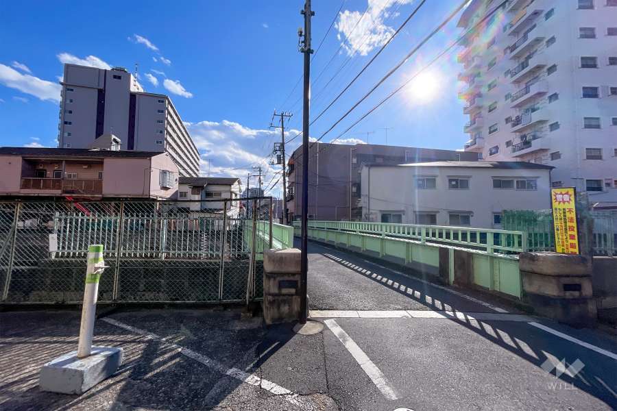 敷地西側の前面道路（北側から）