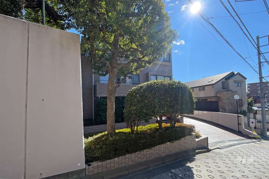 エンブレム下落合の外観（北西側から）