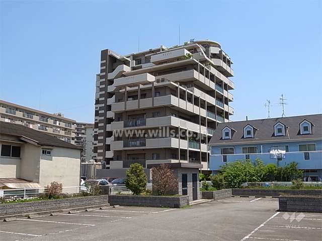 南西側から。周辺は一戸建てとマンションが混在する静かな住宅地です。