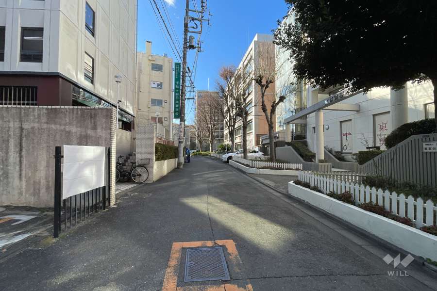 敷地の北側前面道路（東側から）