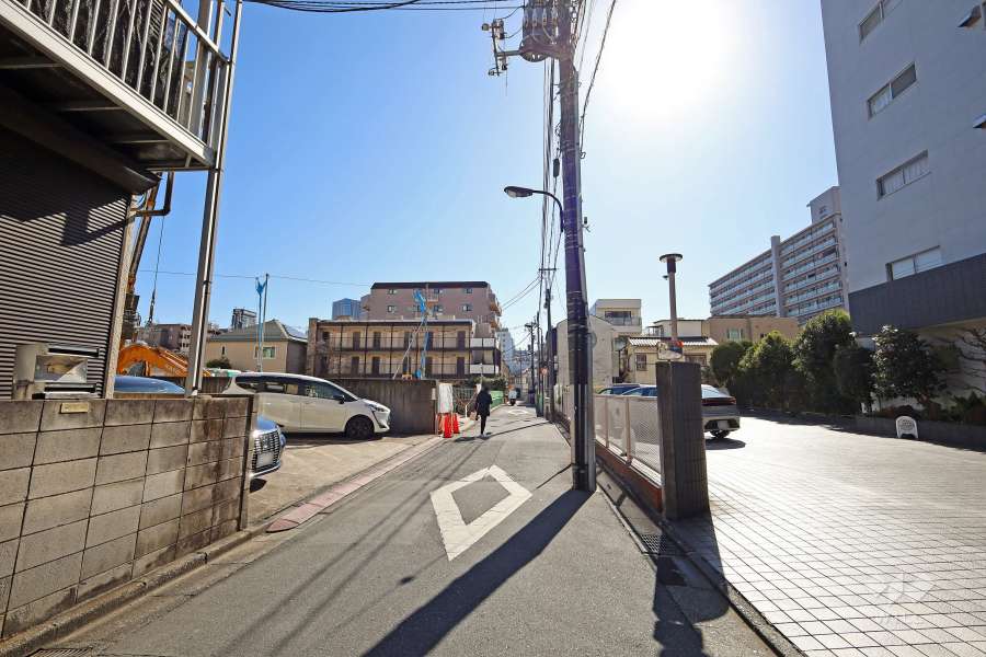 敷地東側の前面道路（北側から）