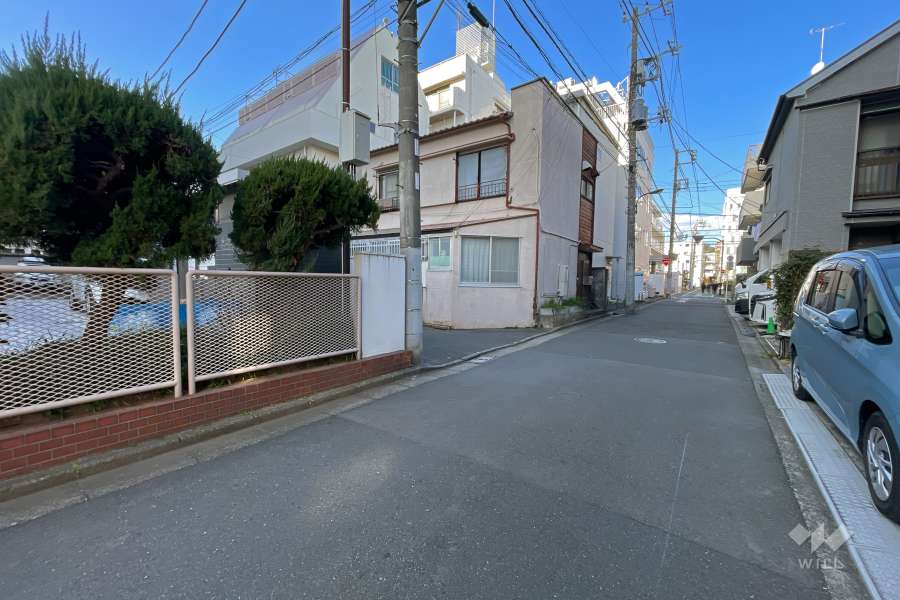 敷地東側の前面道路（南側から）