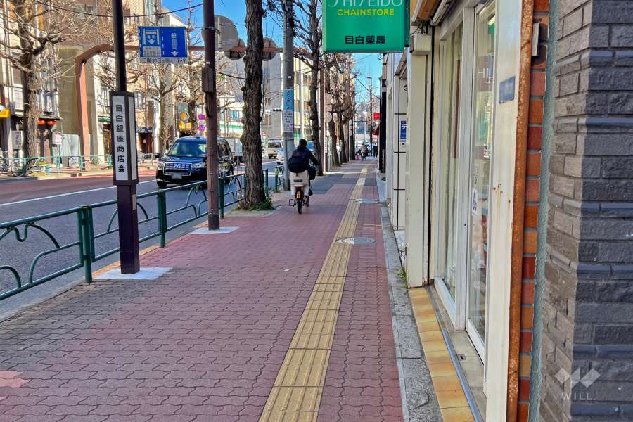 敷地北側の前面道路（西側から）