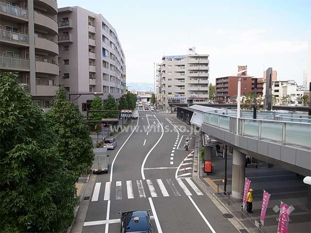 敷地の東側には通りを挟んで阪急「伊丹」駅があります。