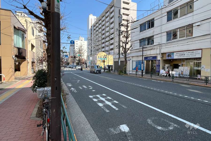 敷地の北側前面道路（西側から）