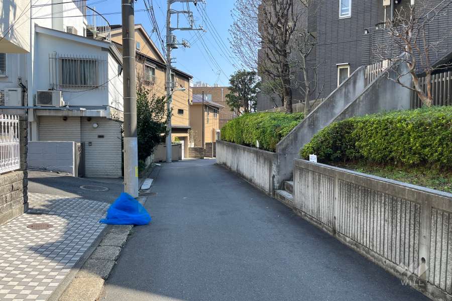 敷地の東側前面道路（北側から）