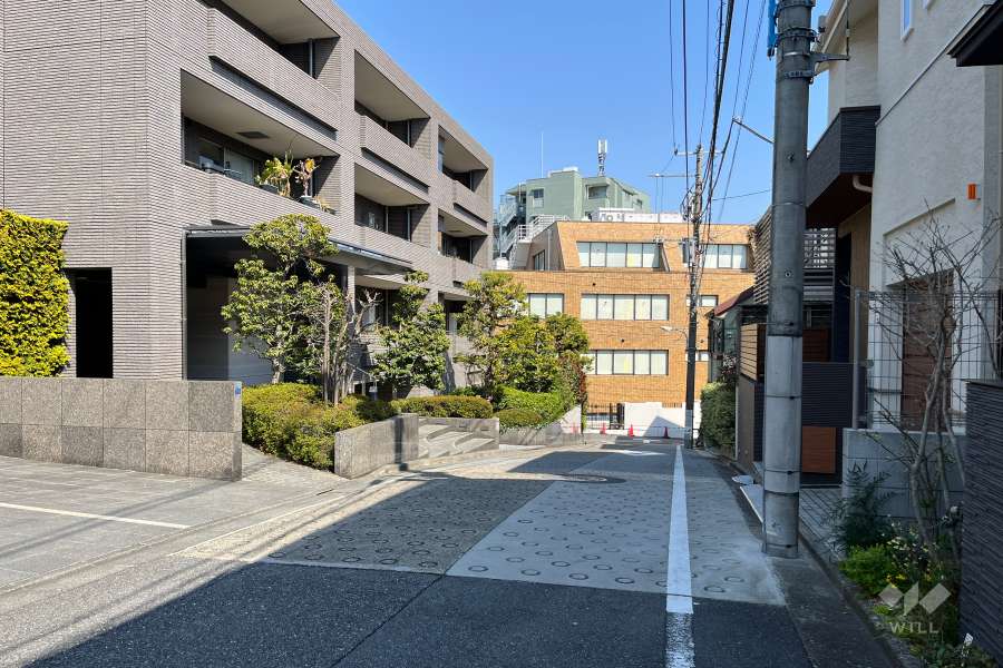 敷地の南側前面道路（西側から）