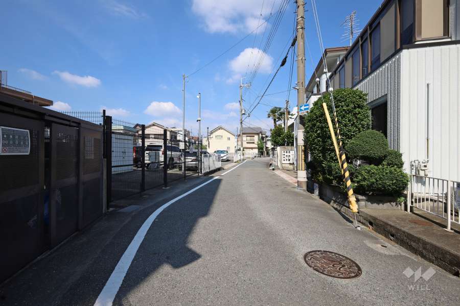 敷地北側の前面道路（東側から）