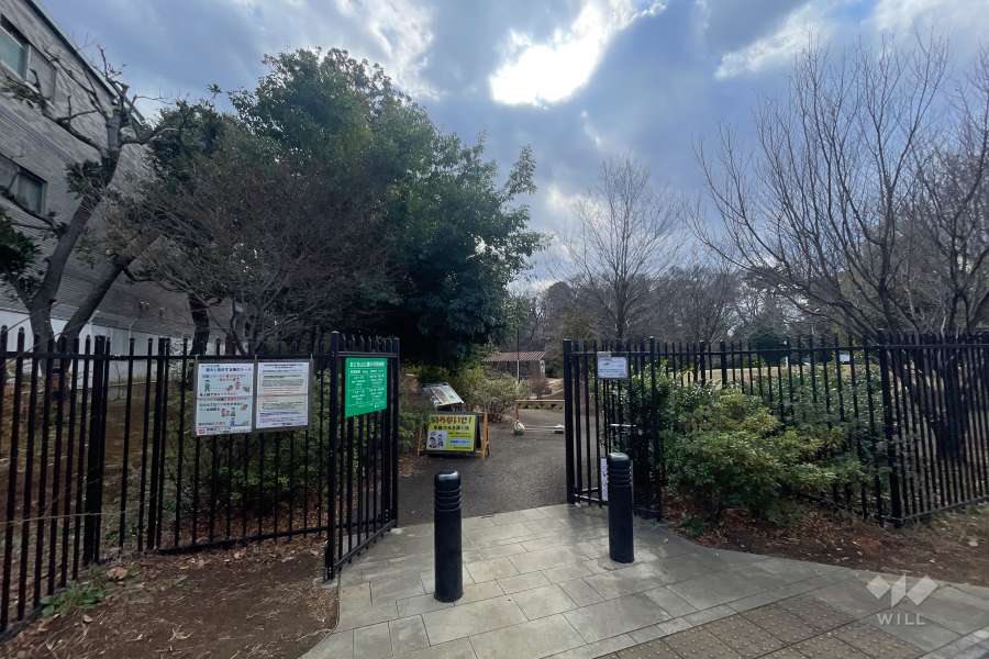 敷地に隣接したおとめ山公園