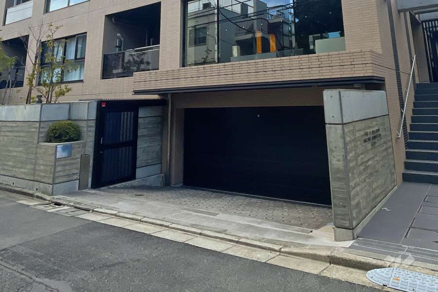 駐車場の出入口（シャッター付き）