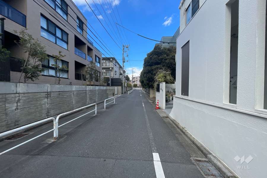 敷地の東側前面道路（南側から）