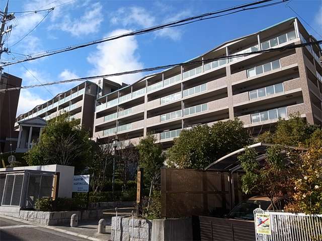 リーフアベニュー宝塚売布（イーストリーフ棟）の外観（南東側から）