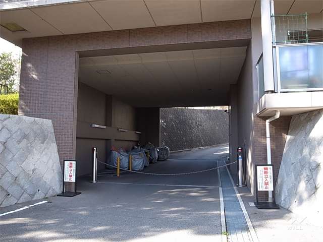 駐車場入口（ロボットゲート付き）
