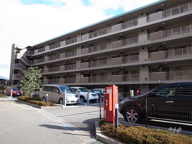 敷地中央にある駐車場（屋外機械式）
