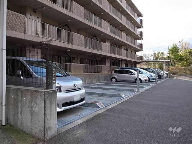 敷地北部分にある駐車場（屋外機械式）