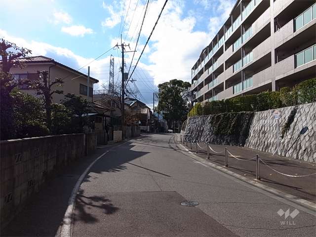 リーフアベニュー宝塚売布（サウスリーフ棟）の敷地南側の前面道路