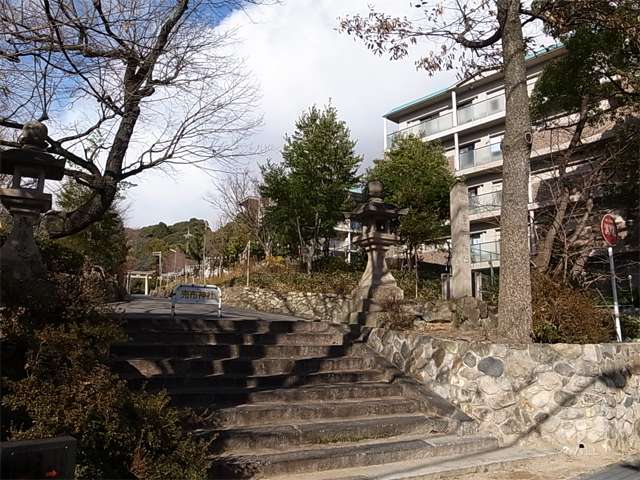 敷地の西側は売布神社の参道に面しています。