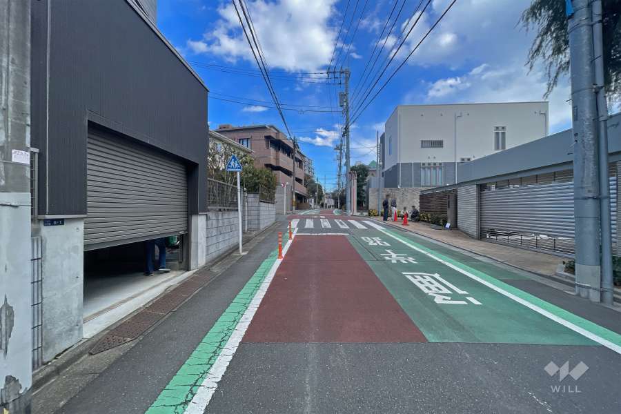 敷地北側の前面道路（西側から）