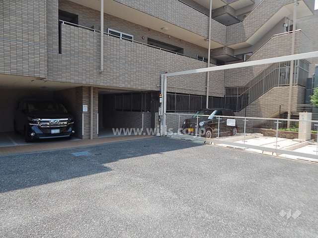 敷地内駐車場（屋内平面式と屋外機械式）